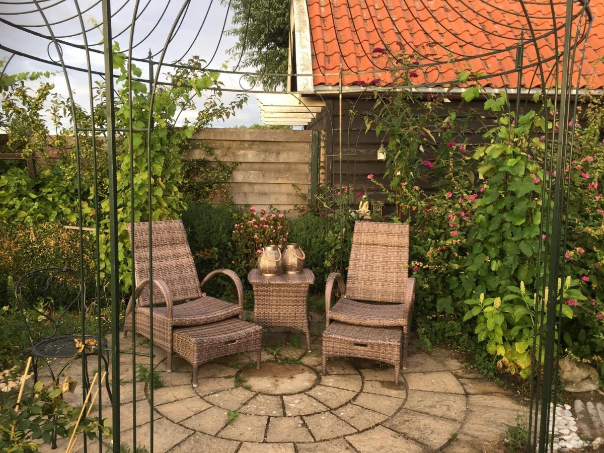 T Huuske Tuinappartement Met Fantastisch Uitzicht, Nabij Zee Zonnemaire Екстериор снимка